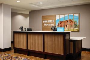 an office reception desk with a welcome to hampton inn morgan at Hampton Inn Thomson in Thomson +23 photos