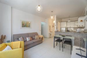 a living room with a couch and a table at Casa Cabana in El Médano