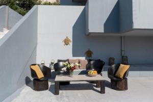 a living room with two chairs and a coffee table at Mary Luxury House in Émbonas