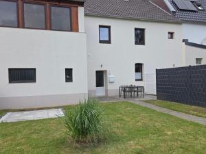 a white house with a table in a yard at Ferienwohnung Stella in Zülpich