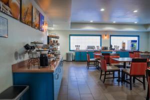 a restaurant with tables and chairs and a bar at Comfort Inn & Suites Sierra Vista near Ft Huachuca in Sierra Vista