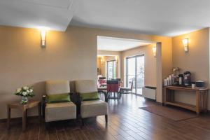 a waiting room with two chairs and a waiting room at Comfort Inn Dartmouth in Halifax