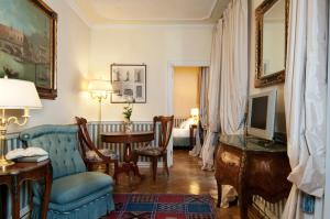 TV a/nebo společenská místnost v ubytování Petit Palais Hotel De Charme