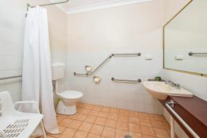 a white bathroom with a toilet and a sink at Econo Lodge Savannah Park Tamworth in Tamworth +47 photos