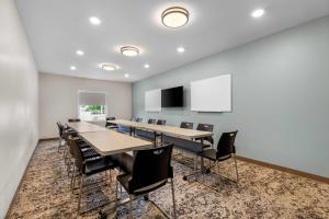 a conference room with a long table and chairs at Everhome Suites Stockbridge Atlanta in Stockbridge