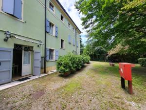 a house with a red sign in front of a yard at Residence Villa Stufler in Modena