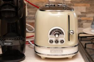 a toaster sitting on a counter next to a coffee maker at B&B MALVETUM in Malvito