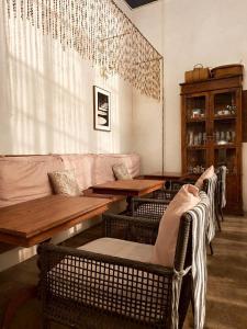 ein Wohnzimmer mit zwei Tischen und einem Sofa in der Unterkunft White Wall Riverfront Hotel in Kamphaeng Phet