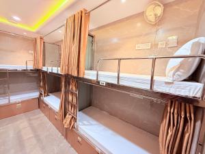 a pair of bunk beds in a room at Hotel Le Glance Rooms & Dormitory in Mumbai +69 photos