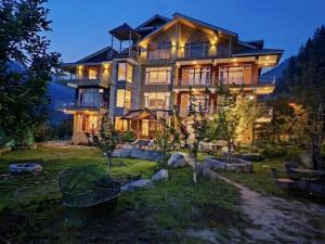 a large house with a lot of windows at Bliss of Heaven in Jagatsukh