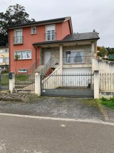 a house with a fence in front of it at Chalet unifamiliar Foz-Nois in Barrosa