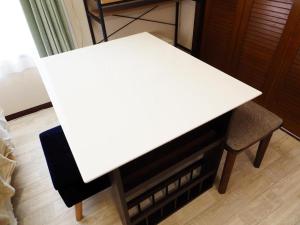 a white table and a chair in a room at Miyabi Stay Tokyo in Kamatachō