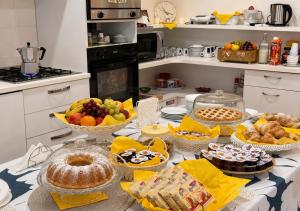a kitchen with a table with many baskets of food at Serena Rooms in Solofra