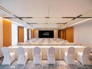 a conference room with a large table and chairs at Fairfield by Marriott Ningde Xiapu in Xiapu