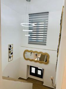 ein Wohnzimmer mit Kamin und Fenster in der Unterkunft SottoStelle in Santa Maria degli Angeli + 4 Fotos