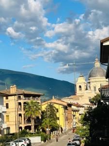 Blick auf eine Stadt mit Gebäuden und einer Kirche in der Unterkunft SottoStelle in Santa Maria degli Angeli