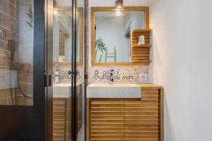 a bathroom with a sink and a mirror at Ma cabane Océan in Le Verdon-sur-Mer