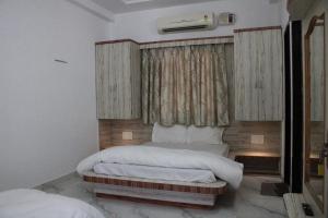 a bedroom with two twin beds with a window at Palash Baag in Jodhpur