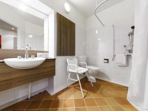 ein Badezimmer mit Waschbecken und Toilette in der Unterkunft Novotel Darwin CBD in Darwin + 123 Fotos