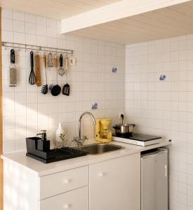 a kitchen with a sink and a counter top at Charmant T2 en RDC au centre de Figeac in Figeac