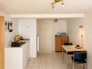 a kitchen with a counter and a table and chairs at Charmant T2 en RDC au centre de Figeac in Figeac