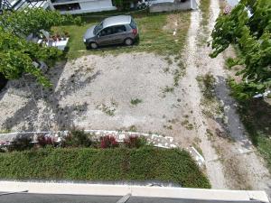 an aerial view of a car parked in a yard at Ioannis Fotinos Studios in Lygia