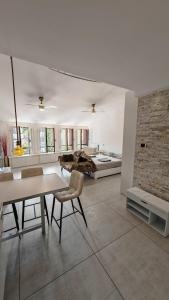 a living room with a table and chairs and a bed at Sole del Garda Haus in Desenzano del Garda