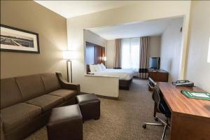 a large hotel room with a bed and a couch at Rapid River Lodge in Baxter