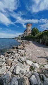 a large group of rocks on the shore of the water at Sole del Garda Haus in Desenzano del Garda