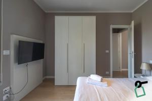 a bedroom with a bed and a flat screen tv at Hotiday Padova San Giuseppe in Padova