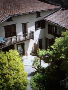 an outside view of a house with a balcony at Maison de la Source in Leychert