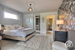 ein Schlafzimmer mit Bett und ein Wohnzimmer in der Unterkunft La suite orchidée in Paimpol