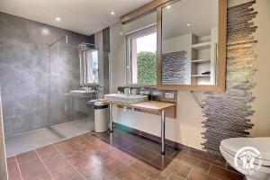 ein Badezimmer mit Waschbecken und Dusche in der Unterkunft La suite orchidée in Paimpol