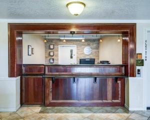 a bar in a lobby with a mirror at Comfort Inn Redding Near I-5 in Redding +33 photos