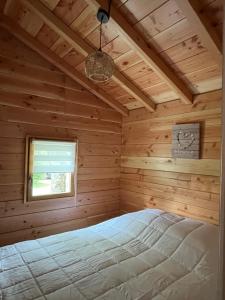 a bedroom with a bed in a log cabin at Chalet 4 personnes in Foix
