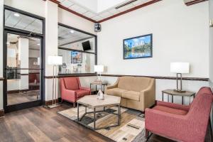 a waiting room with two chairs and a table at Quality Inn Suwanee I-85 in Suwanee