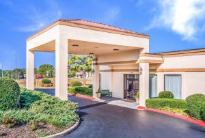 a large white building with a driveway at Quality Inn Suwanee I-85 in Suwanee