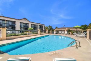 a swimming pool in front of a building at Quality Inn Suwanee I-85 in Suwanee