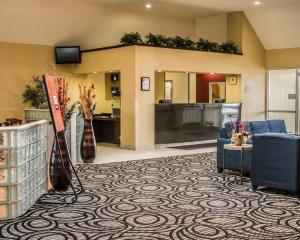 a lobby with a room with two guitars and a living room at Comfort Inn Birch Run - Frankenmuth in Birch Run