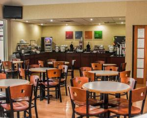 a dining room with tables and chairs in a restaurant at Comfort Inn Birch Run - Frankenmuth in Birch Run