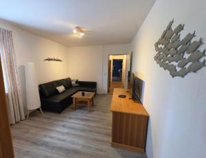 a living room with a couch and a table at Ferienwohnung MOIN in Osdorf