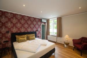 a bedroom with a bed and a red wall at Hotel Union Salzwedel in Salzwedel