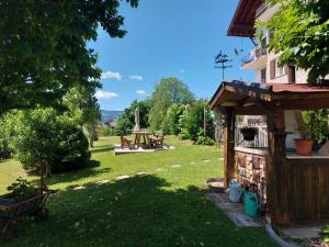 a backyard with a picnic table and a building at Il Nido casa vacanze in Varena