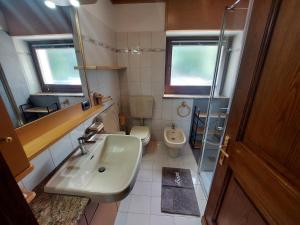 a small bathroom with a sink and a toilet at Il Nido casa vacanze in Varena