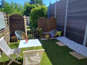 a backyard with a table and chairs and a fence at Casa Lucia in Saint-Maximin-la-Sainte-Baume