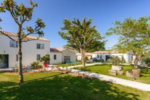 a view of the garden of a villa at Mimosa in La Jarrie