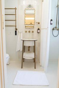 a bathroom with a sink and a shower at Maison Chambre et Jardin in San Martino in Rio