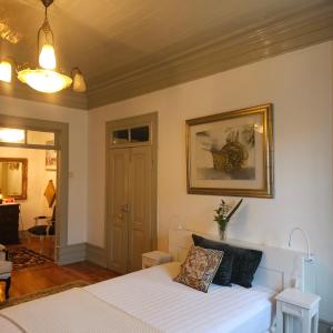 a bedroom with a bed and a picture on the wall at O Solarinho Azul in Oledo