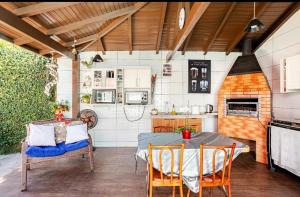 a kitchen and dining room with a table and chairs at Apartamento Canoas 2 quartos in Canoas