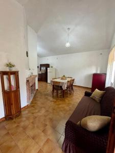 a living room with a couch and a table at Il Rifugio Verde in Valle Agricola